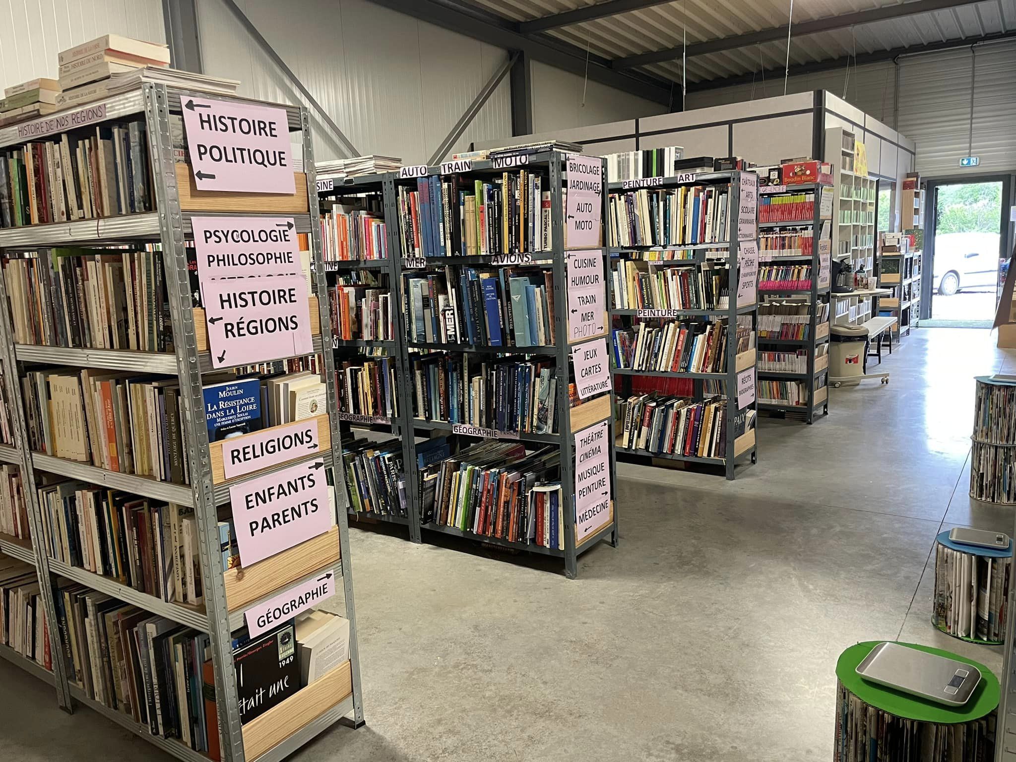 Les rayonnages de la foire aux livres, triés par thème par les bénévoles