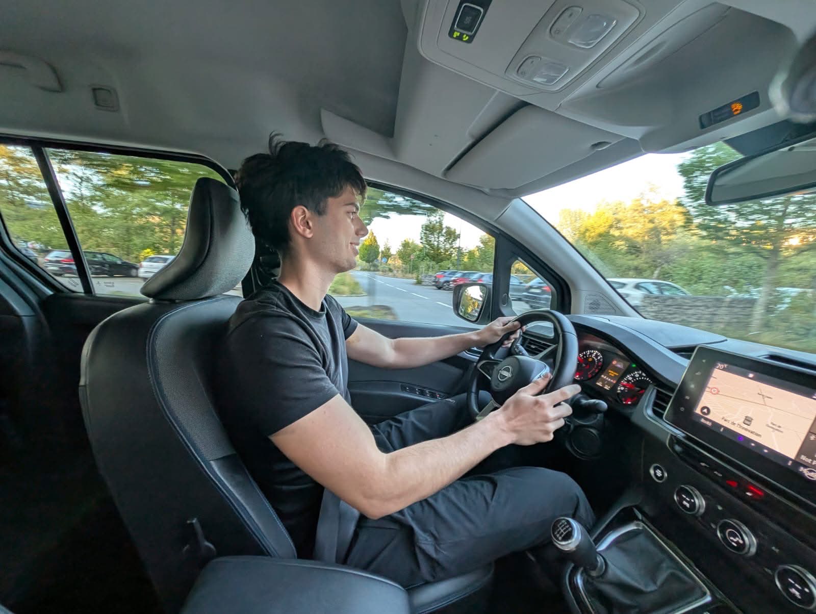 Jeune étudiant au volant d’une voiture